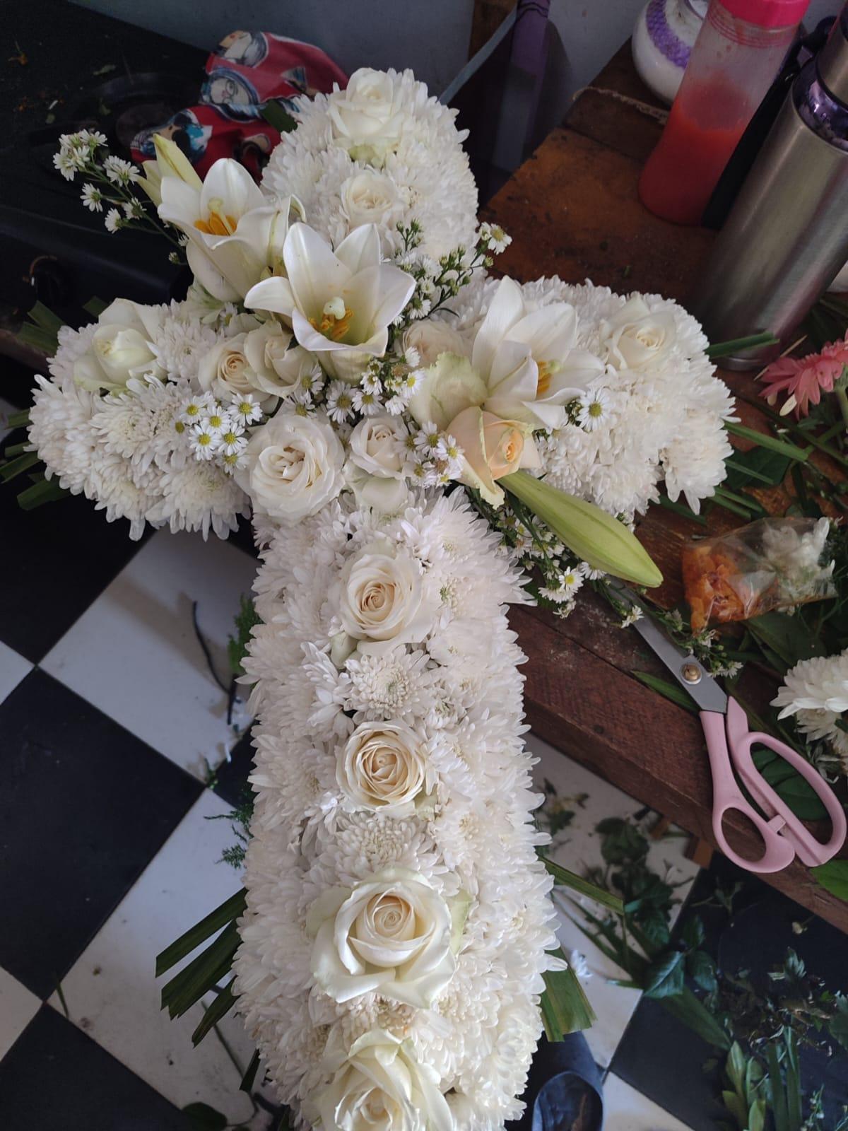 Karangan Bunga Salib Segar